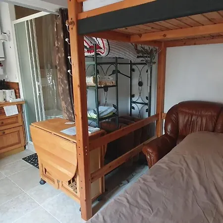 Small Bedroom With Kitchinette Private Garden 100 Metres From Sea 別荘