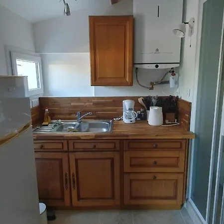 Small Bedroom With Kitchinette Private Garden 100 Metres From Sea *