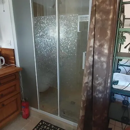 別荘 Small Bedroom With Kitchinette Private Garden 100 Metres From Sea