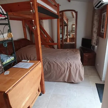 Small Bedroom With Kitchinette Private Garden 100 Metres From Sea
