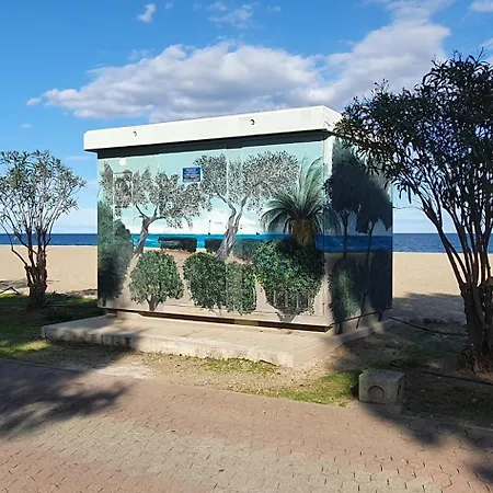 Small Bedroom With Kitchinette Private Garden 100 Metres From Sea アルジェレス・シュル・メール