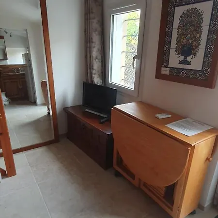 Small Bedroom With Kitchinette Private Garden 100 Metres From Sea 別荘