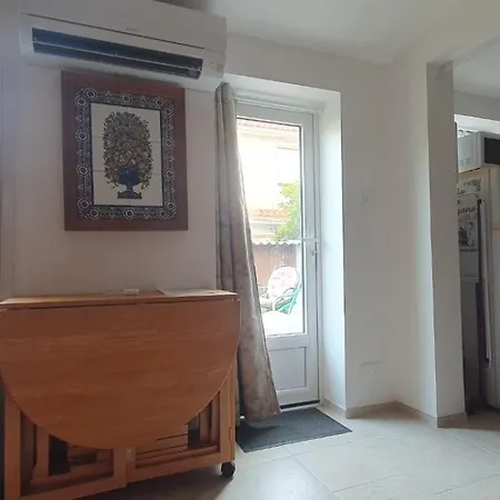 Small Bedroom With Kitchinette Private Garden 100 Metres From Sea
