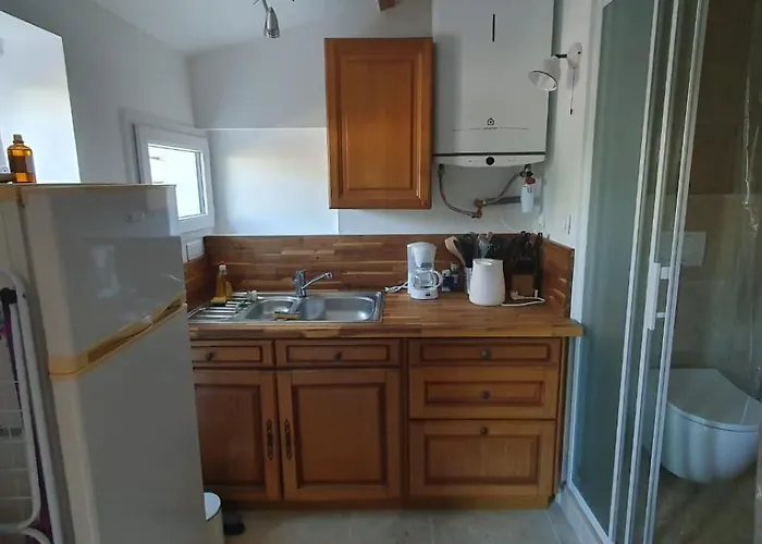 Small Bedroom With Kitchinette Private Garden 100 Metres From Sea *