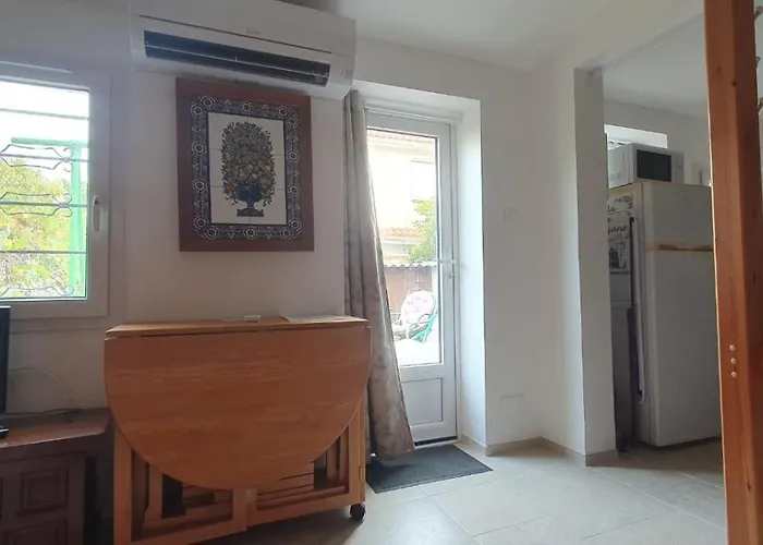 Small Bedroom With Kitchinette Private Garden 100 Metres From Sea