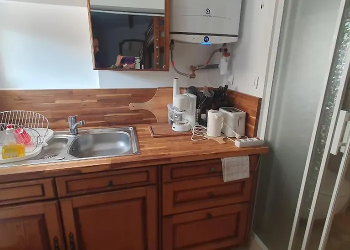 Small Bedroom With Kitchinette Private Garden 100 Metres From Sea Σπίτι διακοπών *
