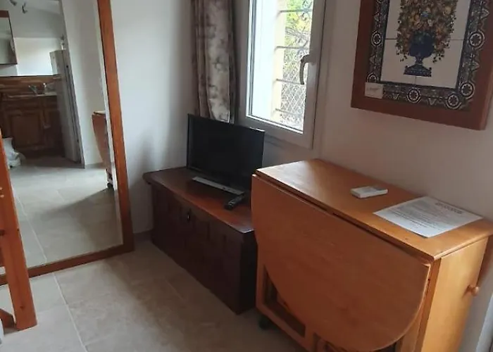 Small Bedroom With Kitchinette Private Garden 100 Metres From Sea Σπίτι διακοπών
