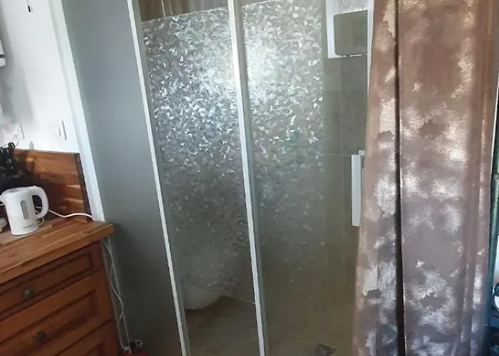 Дом отдыха Small Bedroom With Kitchinette Private Garden 100 Metres From Sea *